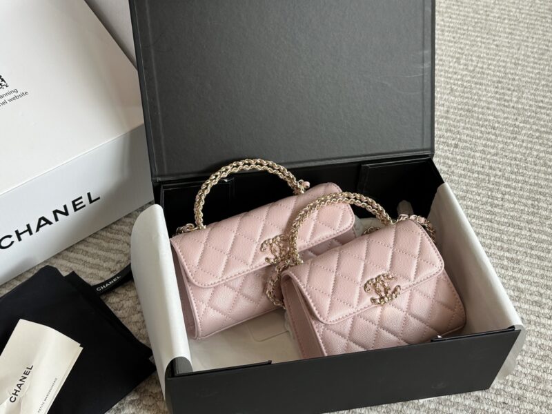 f1d324d401.jpg 210 box
size:19*10cm
15*12cm
Xiaoxiangjia 23Kelly Mobile Bag
This bag type is a whole love to live in
Little Kelly Grandma/Exquisite and Cute/
You can put your phone on
Can be carried by hand or slung diagonally
The caviar cowhide is too perfect!