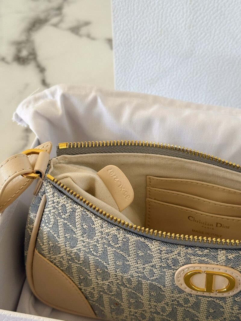 f1ebf3d27a.jpg 270 pairs of cowhide
size:26*11cm
This bag is enough for summer
D family has secretly released a new style of dumpling dumplings
Upgraded version/Underarm bag
The capacity is very large!
Summer travel is easy and beautiful