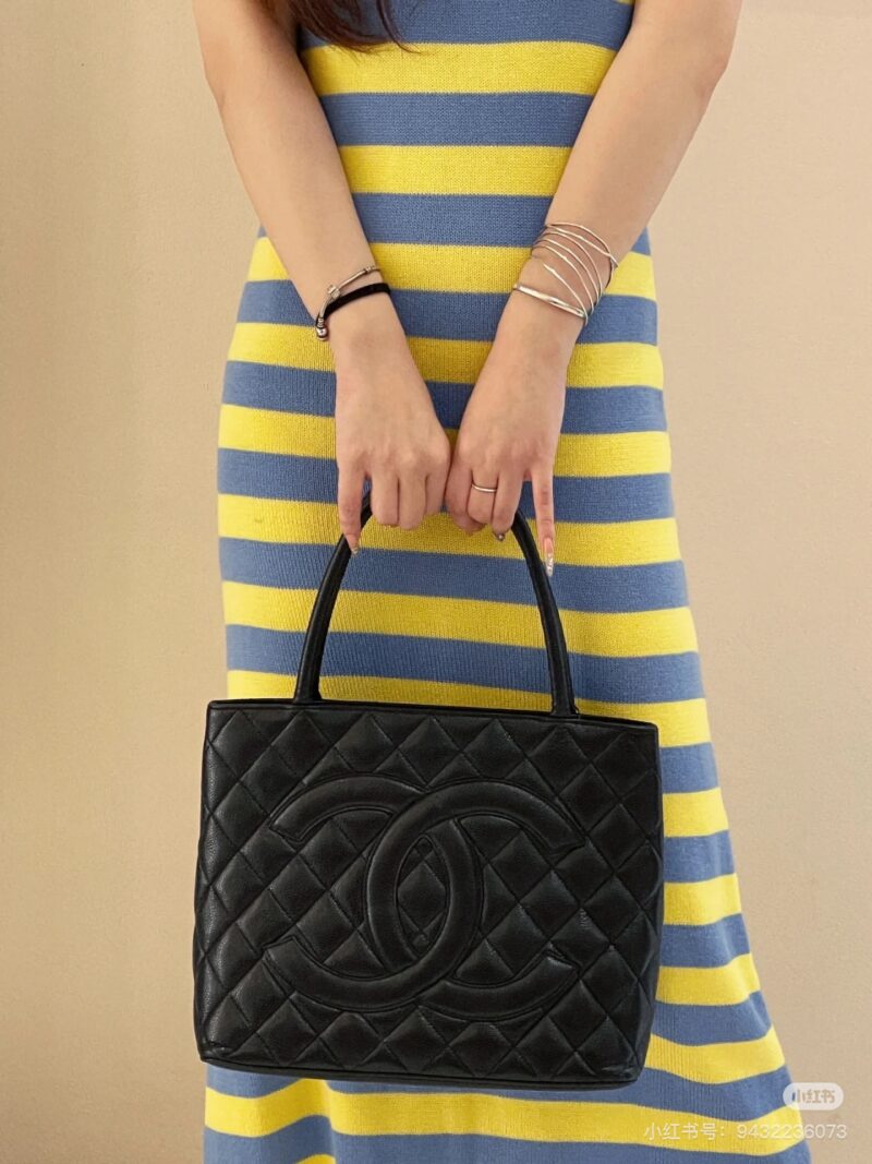 f1f8fc0a75.jpg Chanel Vintage Hilton