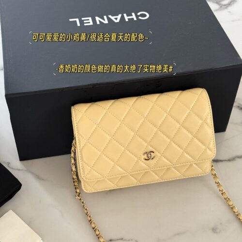180 Pack
size：20*13cm
Xiaoxiang Family Wealth Bag
Woc Wealth Pack, can have
You must arrange for yourself
Chanel's wealth bag is the most frequently used one in Grandma Chanel's bag
Cute and lovely chicken yellow/very suitable for summer color matching~