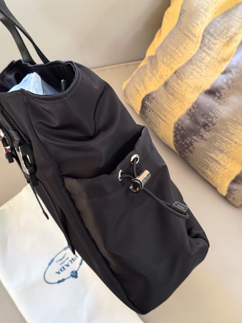 f27f704784.jpg 235 without box
size:40*35cm
Prad tote (shopping bag)
The leather material is thick and textured
There are compartments/stickers/it can also be hung on the luggage compartment!
Really practical!!