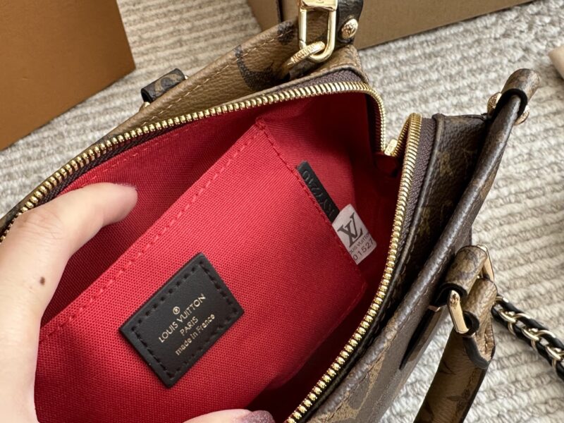 f286ce9005.jpg 265 box new model
size:25*13cm
Highly anticipated by everyone!
L Home OnTheGo East West
Little sisters, look
This small tote is your life bag
? Configure chain/leather shoulder strap
