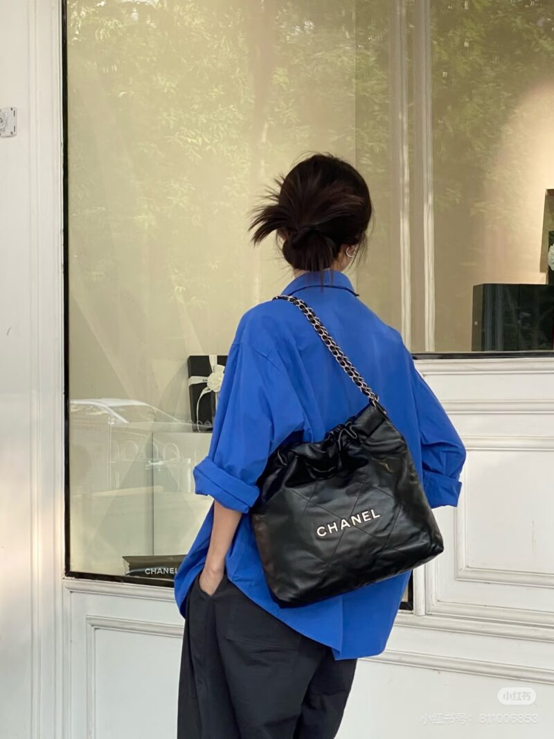 f2aa82b9ba.jpg Chanel garbage bag is one of the must-have items for Grandma Xiang