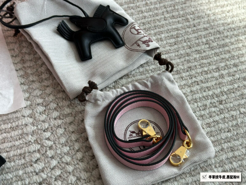 Color blocking ￥ 275
Leather Palm Pattern Gift Silk Scarf Pony Pendant Hermes Kelly Hermes Palm Pattern Calfskin, Material Imported, Size: 28cm. If you like this style, you must take it off. Original mold customization for shipment, hardware with lo...