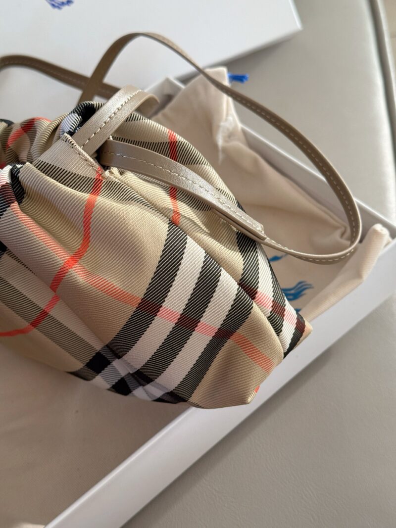 f2c2ce0e73.jpg 195 box
size:22*16cm
Burberry plaid cloud bag
This cloud pack is really cute
Drawstring closure is very convenient
You can put your phone mainly because the price is not too expensive