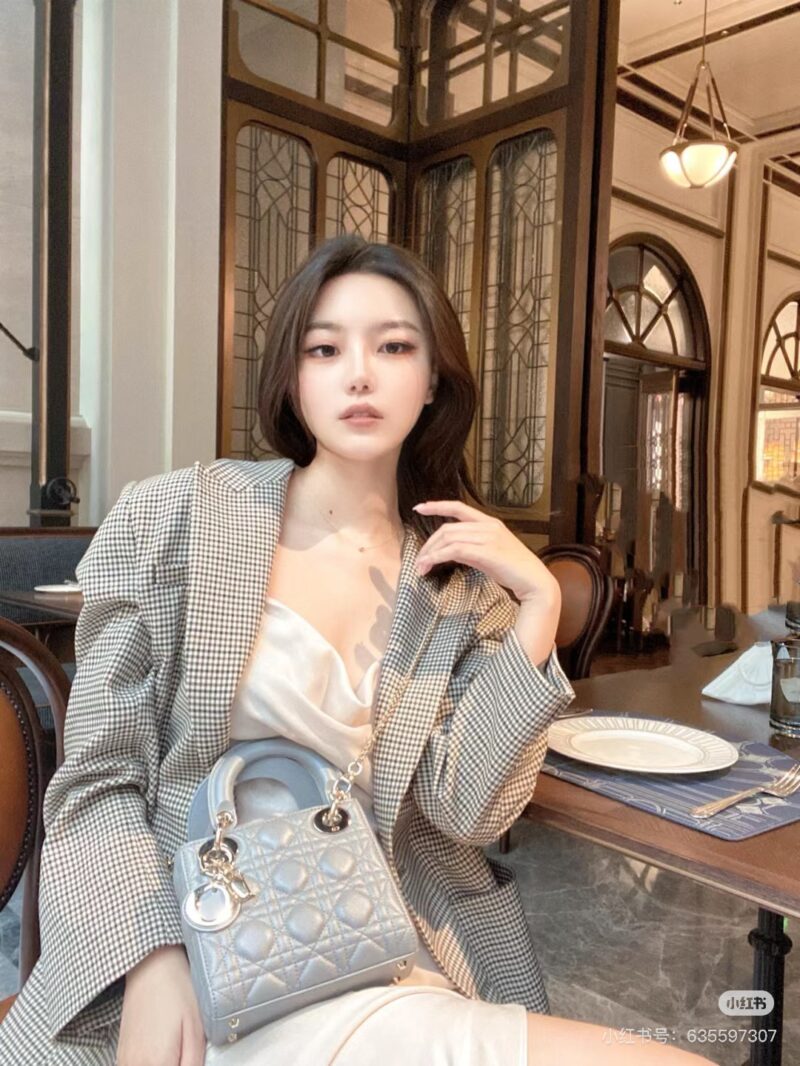 f2c84a654a.jpg Dior Three Grid Pearl Grey