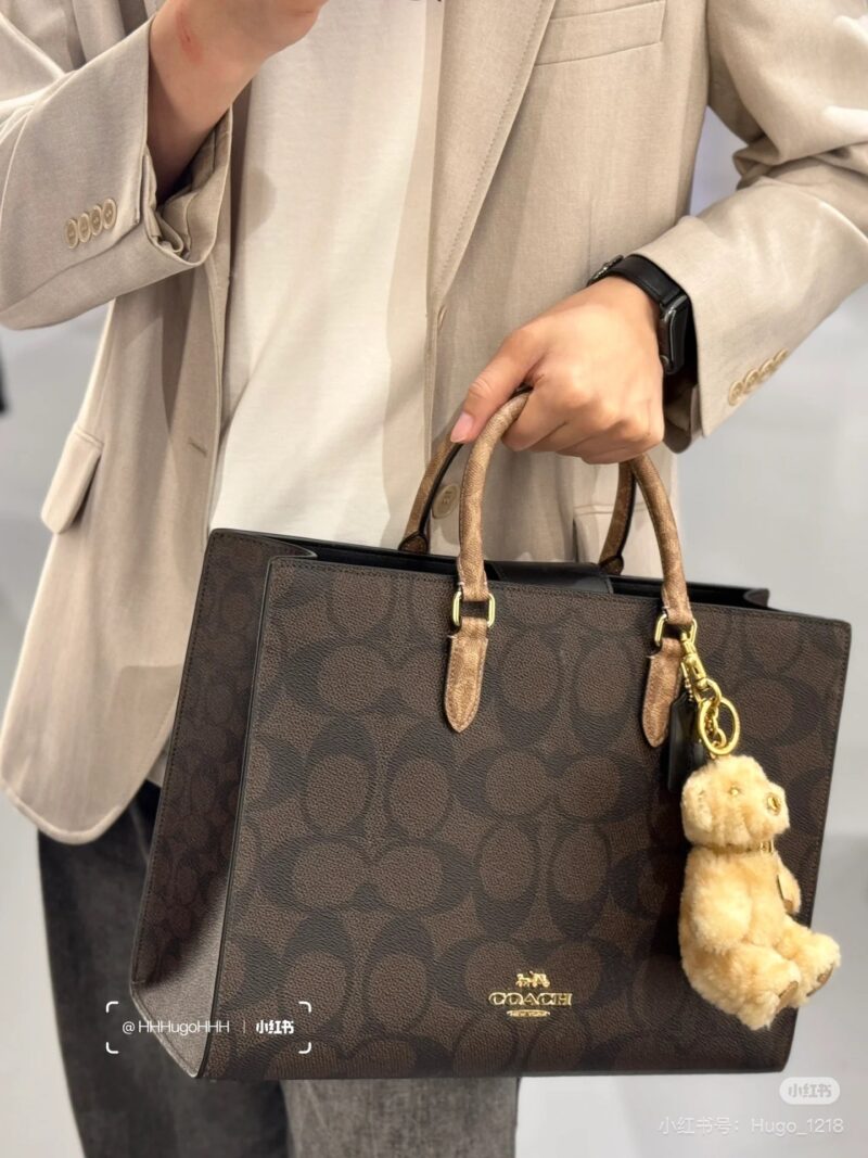 Good looking and easy-to-use bag, Coach's new product for December, Maggie tote, warm winter outfit
Maggie Tote's simple appearance makes it easy to accommodate
Play with style and effortlessly switch styles