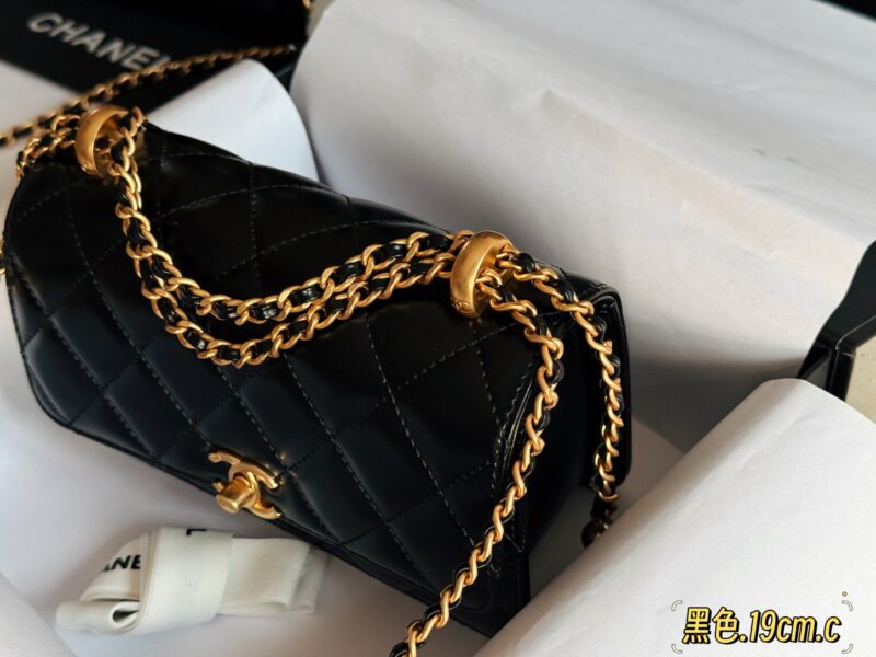 f2e4acd342.jpg 250 255 with packaging
Size: 19 * 13cm (small size)
22 * 15cm (large size)
Xiaoxiang Family Double Ball WoC
Your upper body is full of immortal energy!
The smooth skin feels super comfortable to the touch
Design of Double Bead Chain
Can I freely adju...