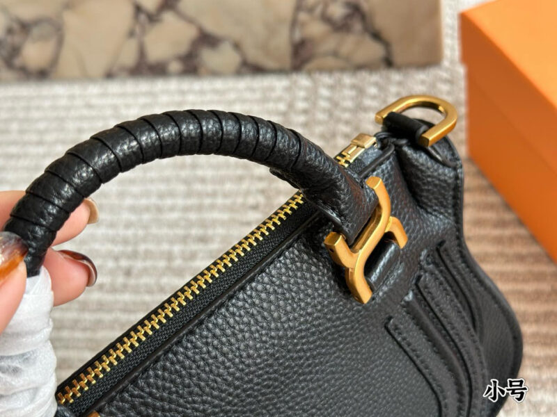 Cowhide 305 with box
size：22*17cm
Chloe's hand-held saddle bag
Fur/tassel/rivet/horseshoe buckle
Incorporate trendy elements!
Retro ? Advanced!