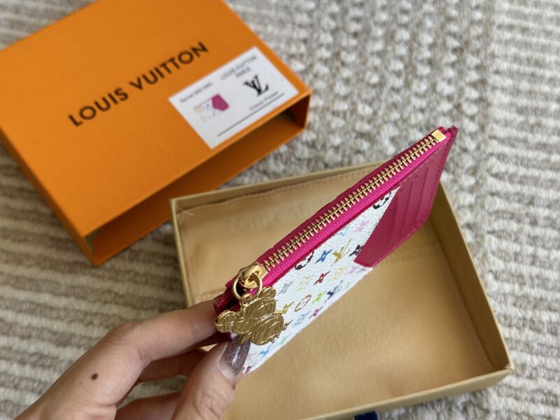f30c708820.jpg 155 boxes
size:12*8cm
Cute things can heal everything
The white tri colored card bag from L's family is indeed very outstanding
White tri color with a red lining!
It's really amazing!
