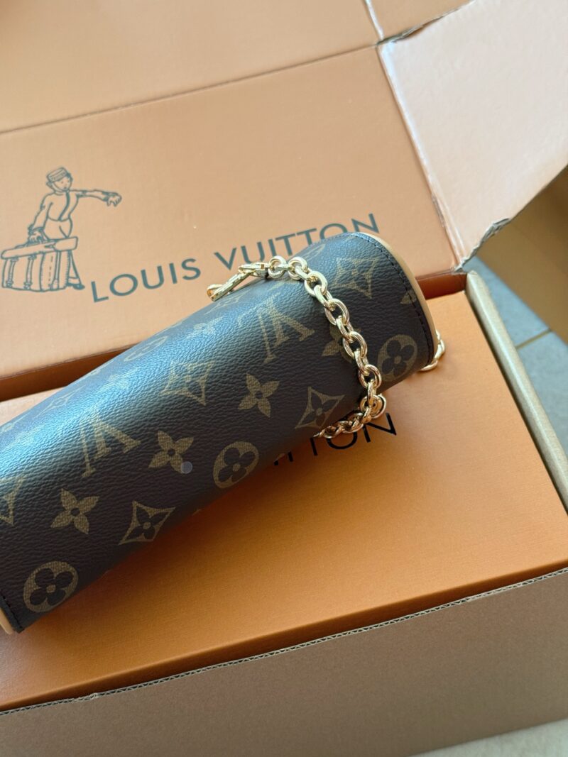 220 boxes
size：20*11cm
L Home CAMILLE Handbag
Wearing a small dress in summer should be absolutely stunning!
Exquisite and compact, it can still be installed!
There are three more ways to memorize! This should be the next stock shortage king