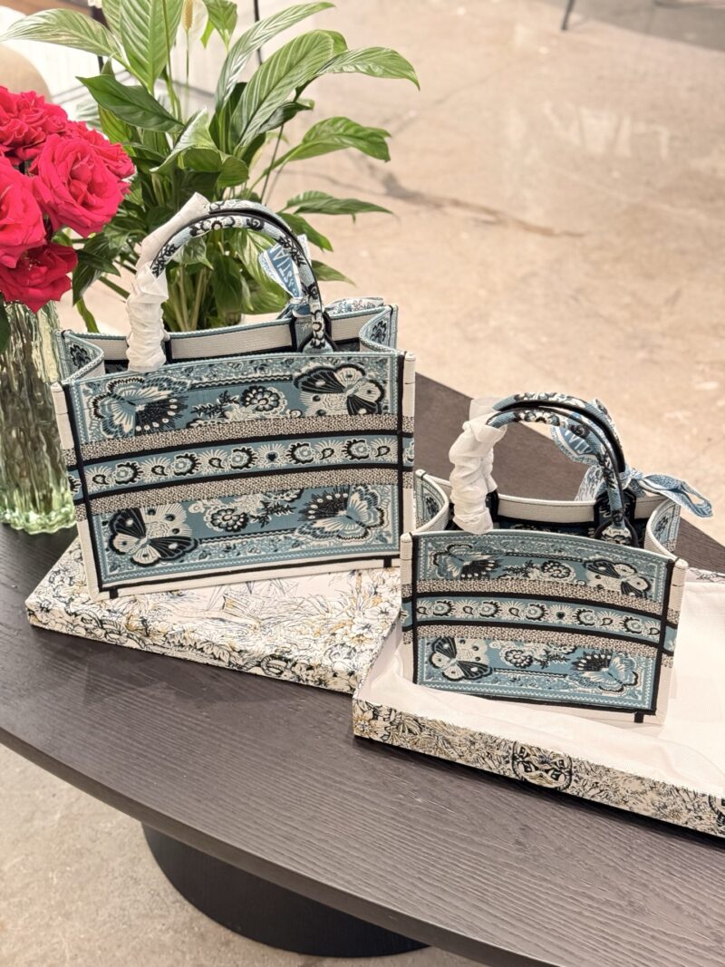 f327c621ac.jpg Dior Embroidery Series Toto Bag p250p280
The new Dior embroidered bag showcases unparalleled luxury and sophistication~Butterfly embroidery details showcase Dior's brand's craftsmanship spirit
Dust bag inside the driver's hand or shoulder
Super sized...
