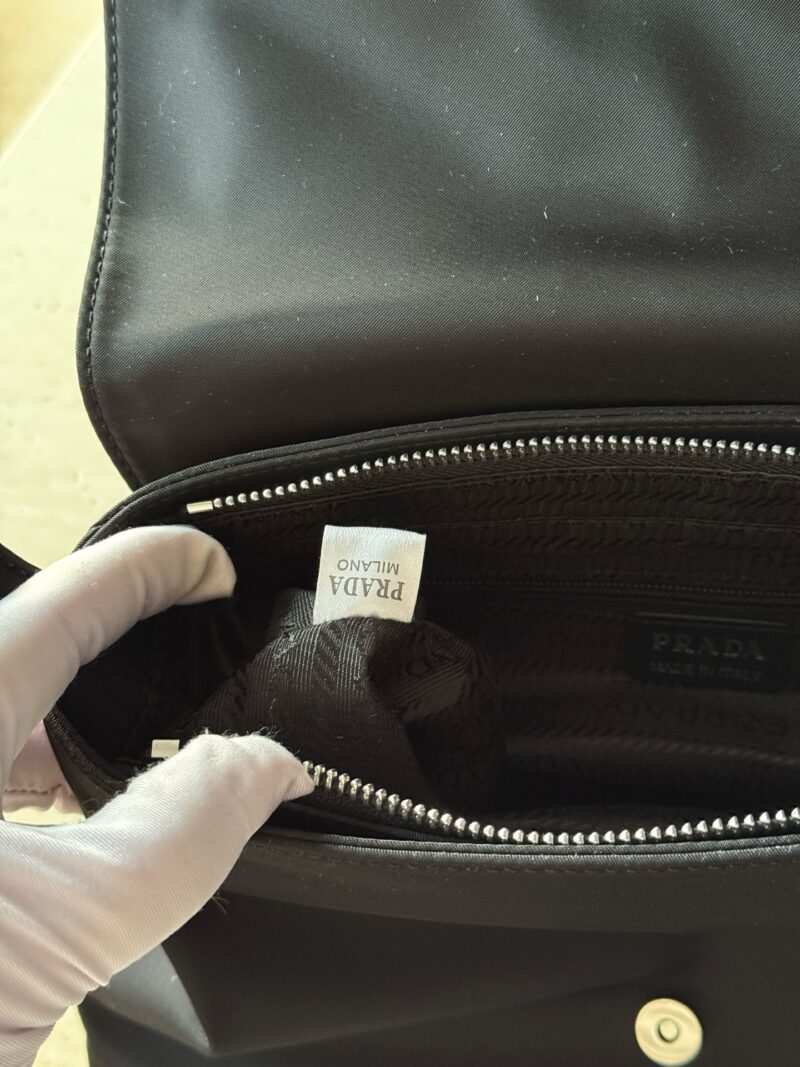 f33f9433a9.jpg 195 box
size:28*19cm
Prad used bag armpit bag
Very retro! It smells great!
Super beautiful blogger with the same style! Cool and cool!