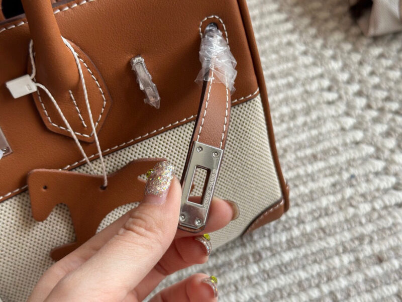310 complete sets of packaging
size：25cm
The season for carrying platinum bags has arrived
Bk25 Original Quality ??
Hermes | Birkin 25 canvas patchwork is really amazing, it can be salty or sweet
Extremely difficult to buy beautiful canvas birk...