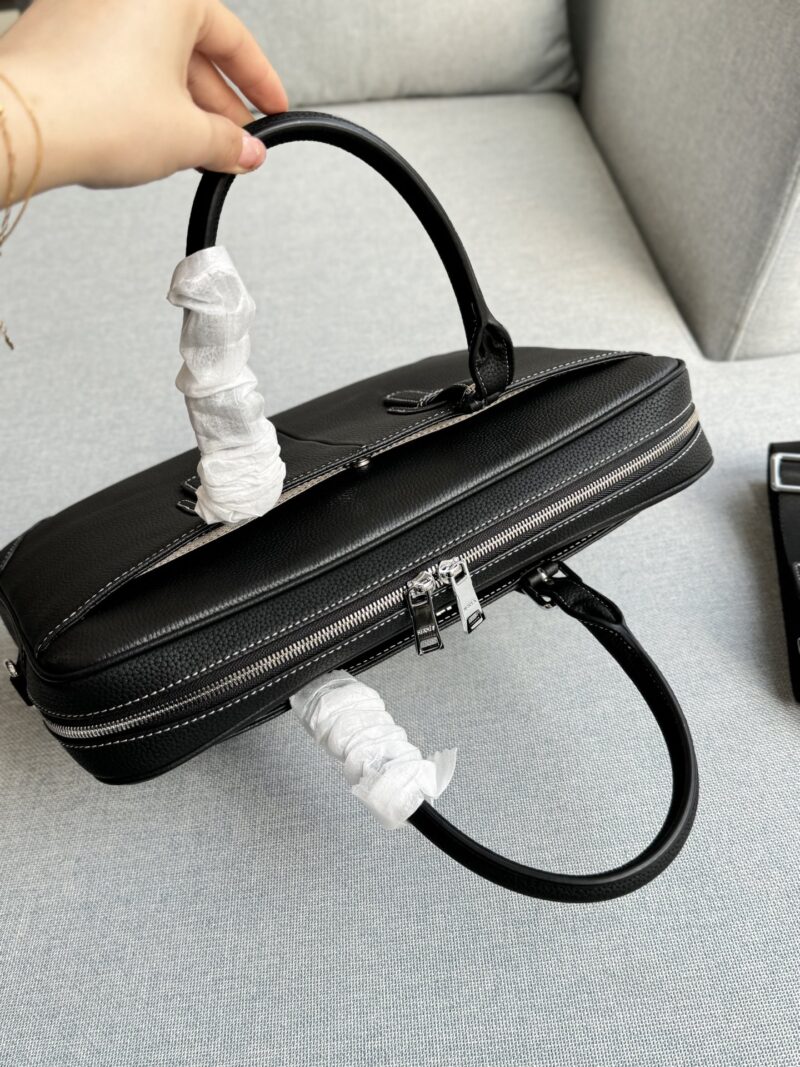 f372115516.jpg Cowhide 335
size:37×28
Hermes lychee patterned briefcase handbag, single shoulder crossbody bag
Essential styles for office workers
Men's briefcase, can be slung over or carried by hand
The capacity is also very large, it can hold files and comput...