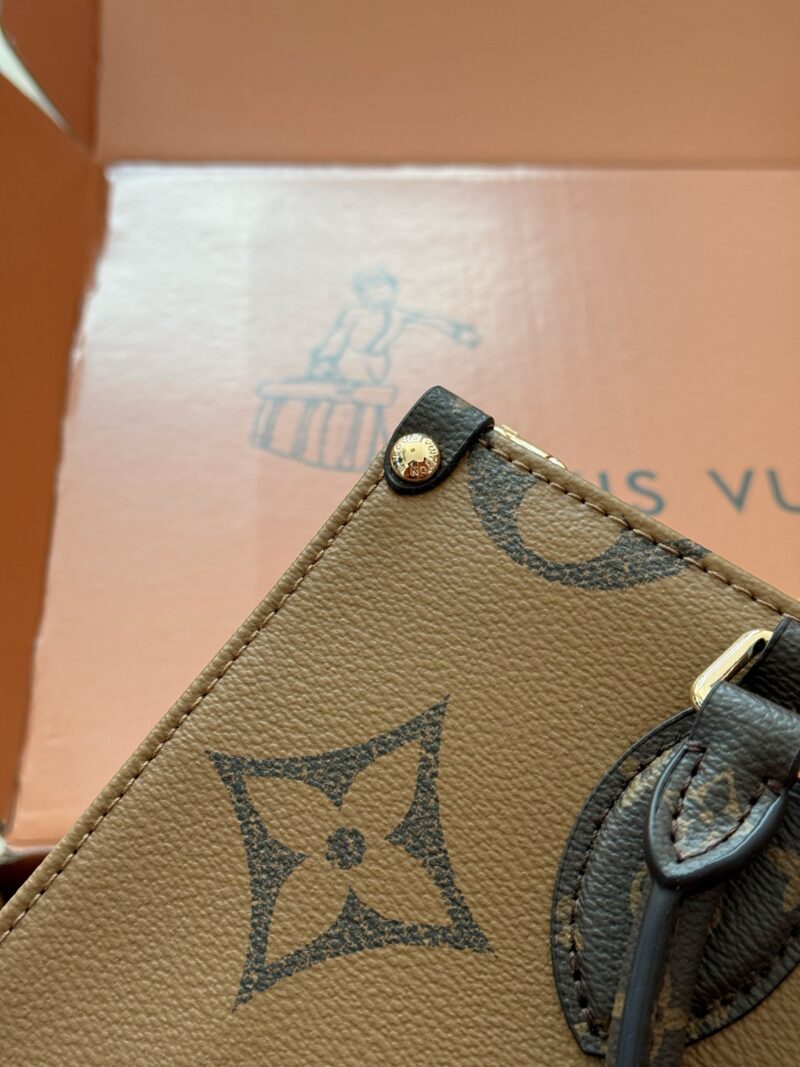 f374f8283e.jpg 265 box upgrade version
size:25*13cm
Highly anticipated by everyone!
L Home On the Go has finally released a slim shoulder strap version,
There's also an extra leather chain under the armpit back
Recommend this bag type! Super practical
This small ...