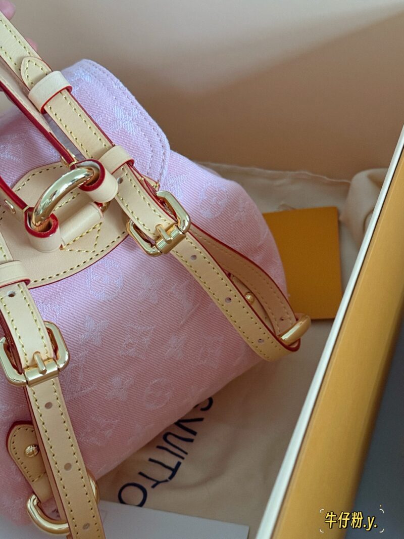 325 box
size：20*20cm
24 Spring L Home Denim Denim New Collection
Venice Pink Cowboy is going crazy
What a cute one
Vintage tannin backpack
Very suitable for summer y2k style, looking forward to living in summer!