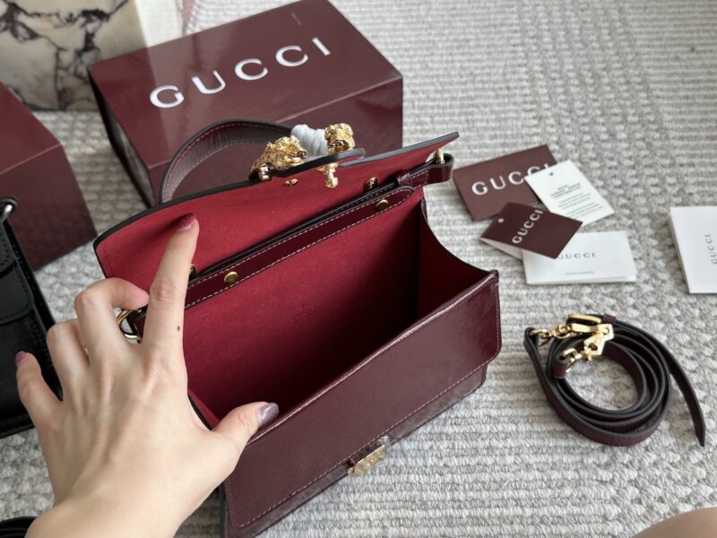 f393b50068.jpg 250 boxes
size:22 16cm
GG's latest wine god bag with shiny leather
Latest fabric paired with Shijiushen buckle
Super good-looking