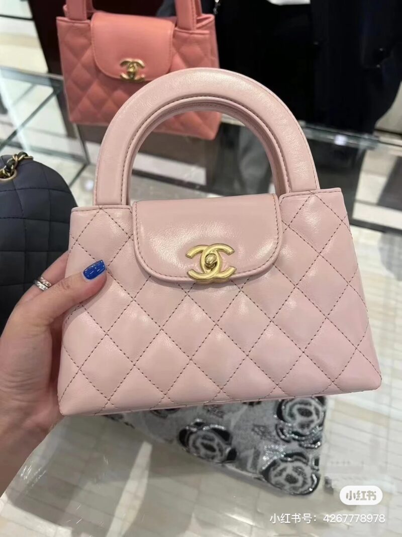 CHANE * 23 new Kelly chain bag
Kelly, the king of 23K bags, is truly a bag that has been popular for a century! Kelly bags are a well-known presence in the medieval world! Kelly handbag was born in the 1990s and is a representative of women's handb...