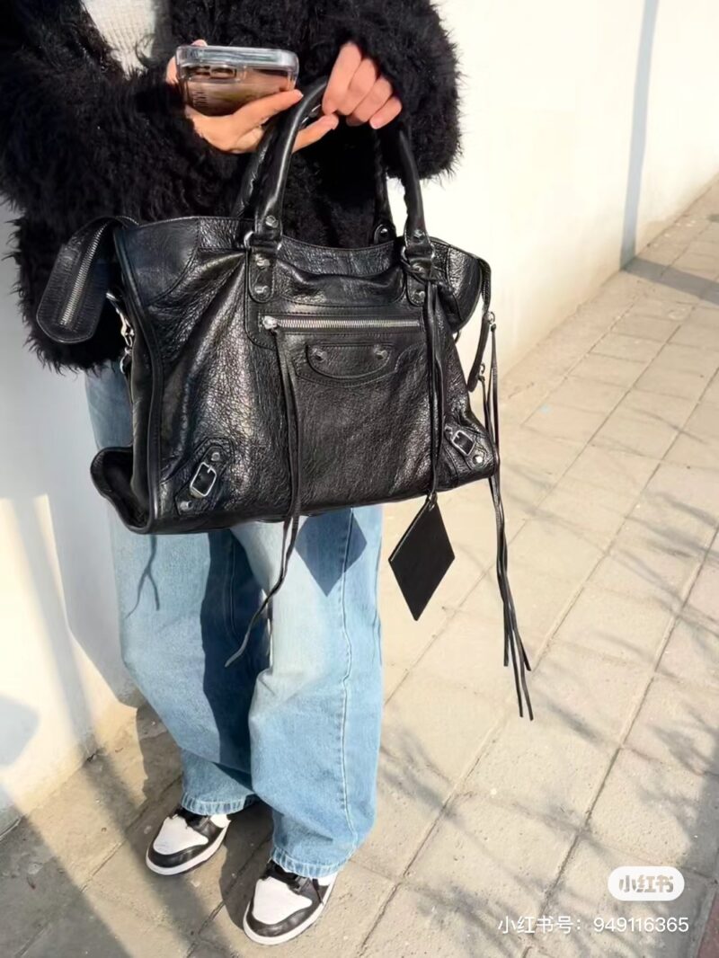 Balenciaga black silver motorcycle bag is so cool that tears come to my eyes. Balenciaga motorcycle bag is fashionable, cool and handsome. I love it
Even going to work on the street cannot stop it from exuding a charming and carefree feeling
It is de...