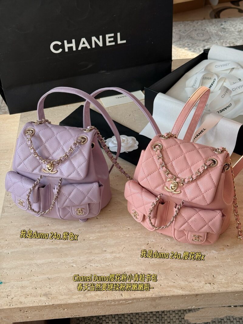 290 boxes
size：18*19cm
Xiaoxiang Home Duma 24V Backpack
Take the princess home with a heartbeat
Cute love
Of course, spring should continue to be pink and tender~
? Single shoulder ? Double shoulder ? Handheld