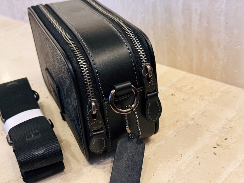 255 boxes
size：20*12cm
C's new men's camera bag
The compact and cool Beck Crossbody
Daily commuting is completely fine
Medium width woven shoulder straps are more comfortable