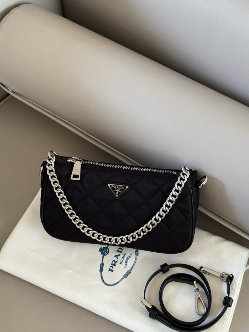 f3bc47ebae.jpg 165 boxes
size:24*13cm
How versatile Prada vintage armpit bags are!
Different occasions can be matched without any mistakes! Plus unique chains, diverse memorization methods!
I want to choose a lightweight and practical gift box
Just choose it!