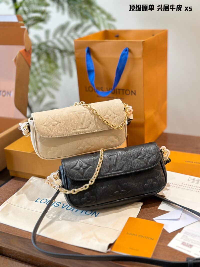 First layer cowhide original single p330
Cute bag shape yet full of elegant temperament folding box! Size 22.11
Lv Ivy Mahjong Bun
Cute bag shape yet full of elegant temperament combined with exquisite and fashionable chain underarm back
A crossbody...