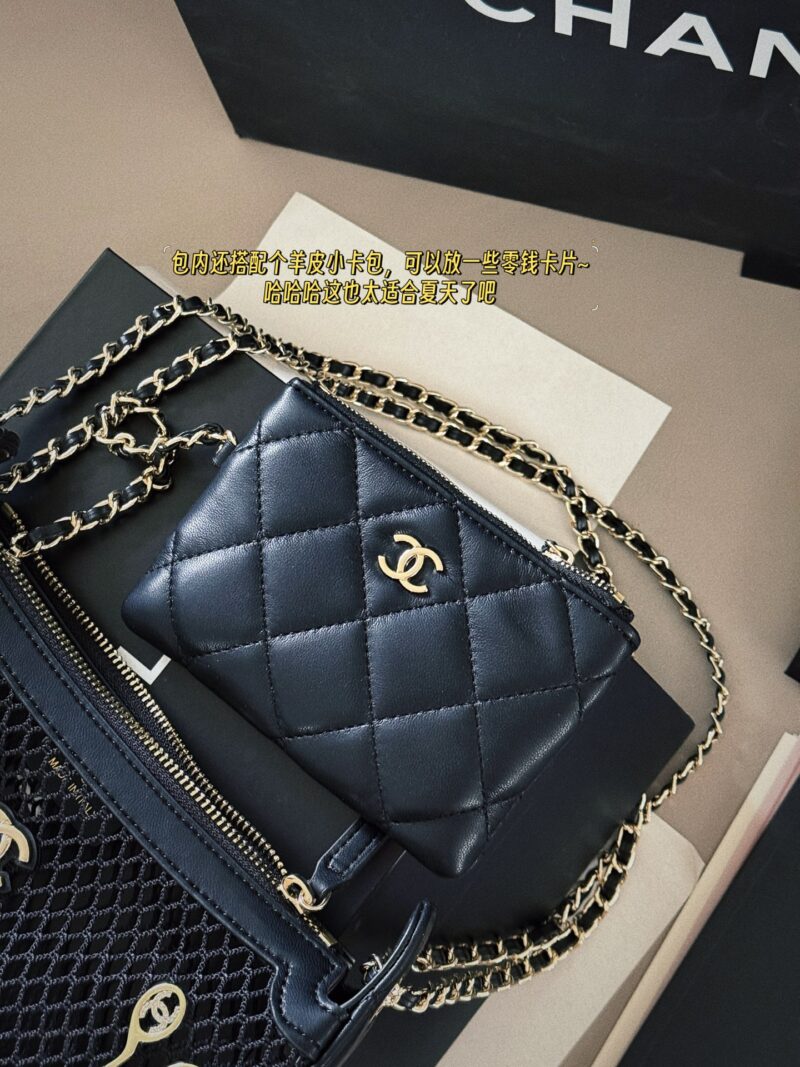 f3d499b792.jpg 210 230 (brooch) box
size:26*16cm
Xiaoxiangjia 25S fishing net bag
You can DIY it perfectly with the brooch! ( ?? The style of the brooch is fixed! )
It's too fragrant to love
There is also a small card bag inside, which can hold some chang...