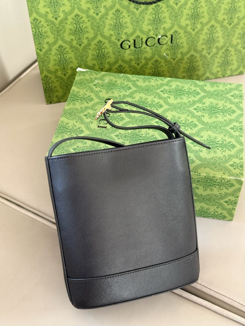 f3d7773715.jpg 230 without box
size:18*20cm
GG bucket bag with versatile HOBO design
Very durable
Practical large capacity~
Configure extended shoulder straps
It can better meet different dressing needs and allow you to freely match them