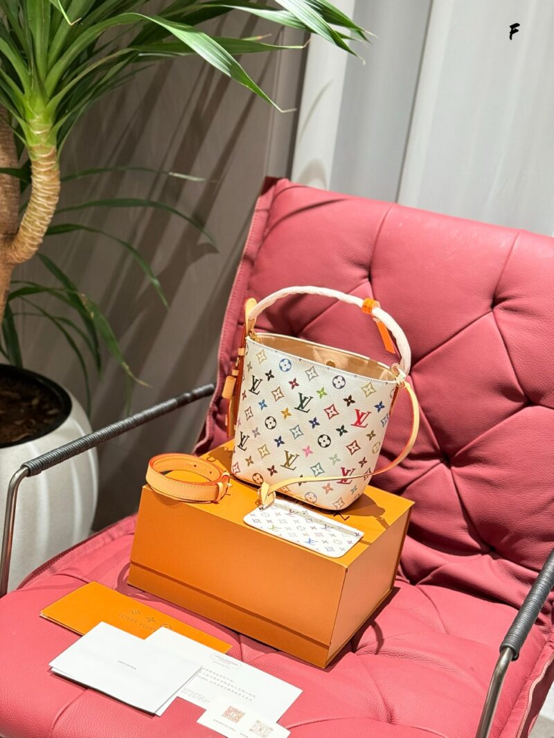 f3e606c7e9.jpg Can't put it down, white tri colored vegetable basket, water bucket bag
The only item that can be reserved is still my personal favorite
You can carry it both on one shoulder and crossbody!
How can it really look so beautiful, with a drop of white tr...
