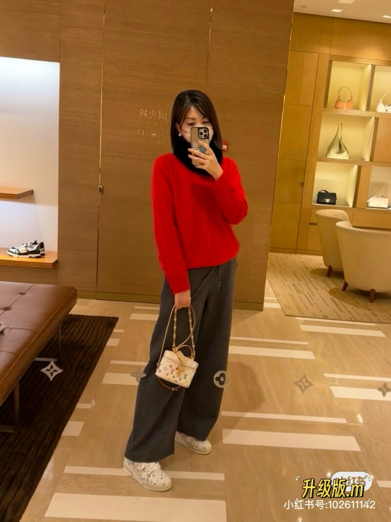 f413734578.jpg Both the handle and crossbody design are super beautiful!
