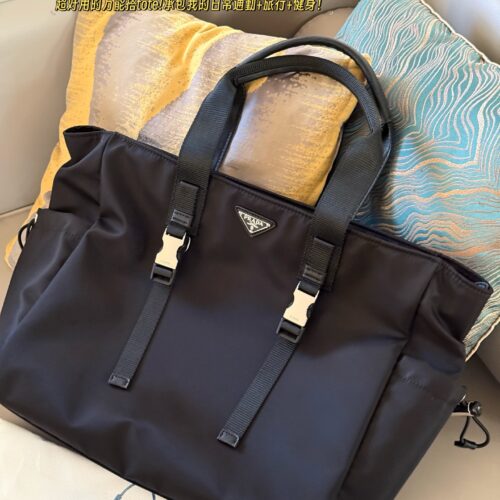 235 without box
size：40*35cm
Prad tote (shopping bag)
The leather material is thick and textured
There are compartments/stickers/it can also be hung on the luggage compartment!
Really practical!!