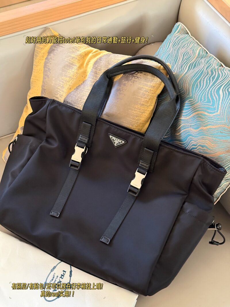 f41bf611da.jpg 235 without box
size:40*35cm
Prad tote (shopping bag)
The leather material is thick and textured
There are compartments/stickers/it can also be hung on the luggage compartment!
Really practical!!