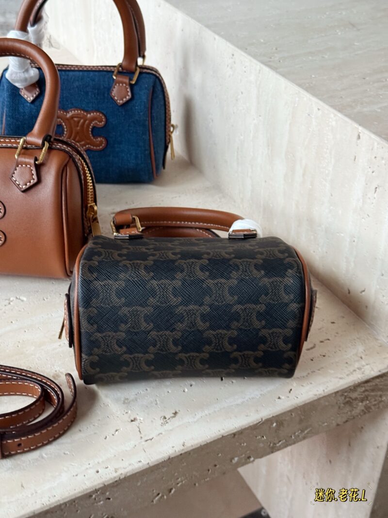 f423a322c9.jpg 185 boxes
size:14.5*10cm
CELINE | Super Q Mini Boston
So Q is so cute
Spring and summer are back!
Girls can never refuse a small bag. QQ's bouncing appearance is impressive