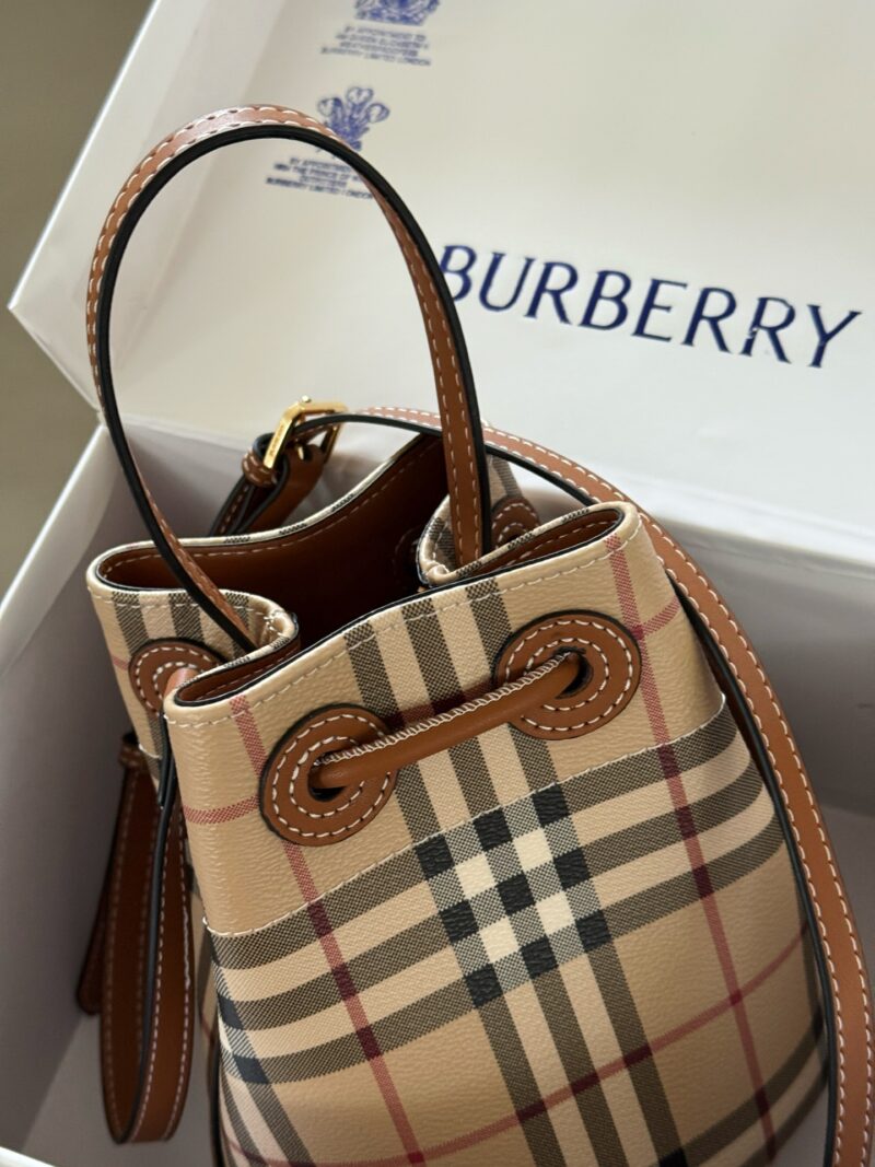 f42e9777d9.jpg 225 boxes
size:16*18cm
Bur | Knocking Cute Bucket Bag~
Multi color matching, portable crossbody can be freely matched~