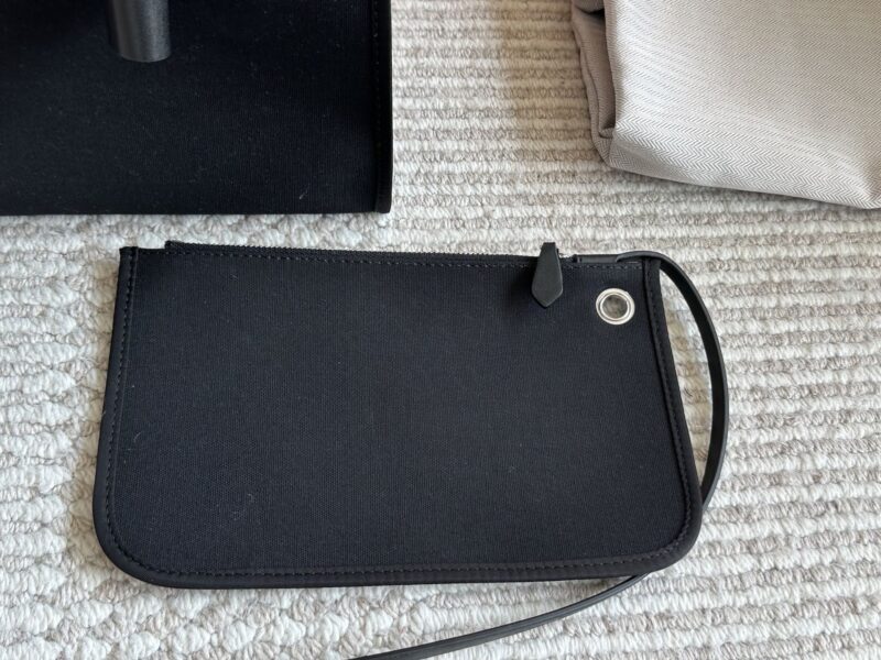 275 boxes
size：31*26cm
Hermes handbag
Canvas shopping bag ?
A bag that is easy to pack in physical form
Recently, I have been carrying my back while traveling
There is texture! Super advanced!
Its capacity is very friendly ..