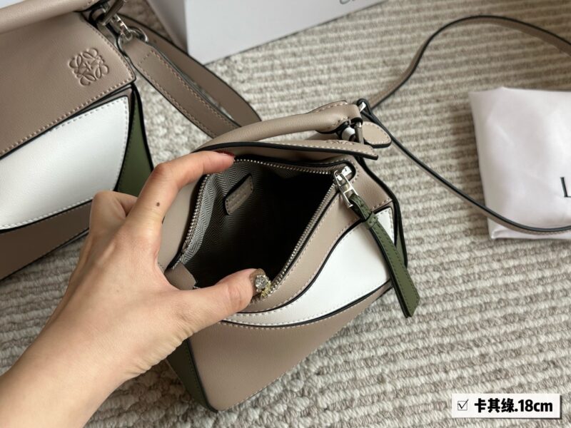 f4367916ff.jpg 225 255 box
Size: 18 * 11cm (small size)
24 * 15cm (large size)
Loewe Geometry Package Puzzle
A very textured color,
The new blue green white puzzle edge is very advanced!
?? Cowhide quality!
Completely hold on!