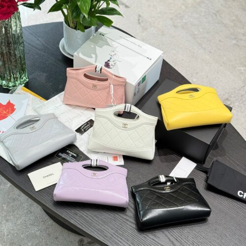 Chanel 31bag mini p199
I don't believe this stunning 31 bag nano can't take you down~I fell in love with it in just one second!!!
White is both girlish and elegant
The luster emanating from the oil and wax lambskin is absolutely stunning+
Nano size i...