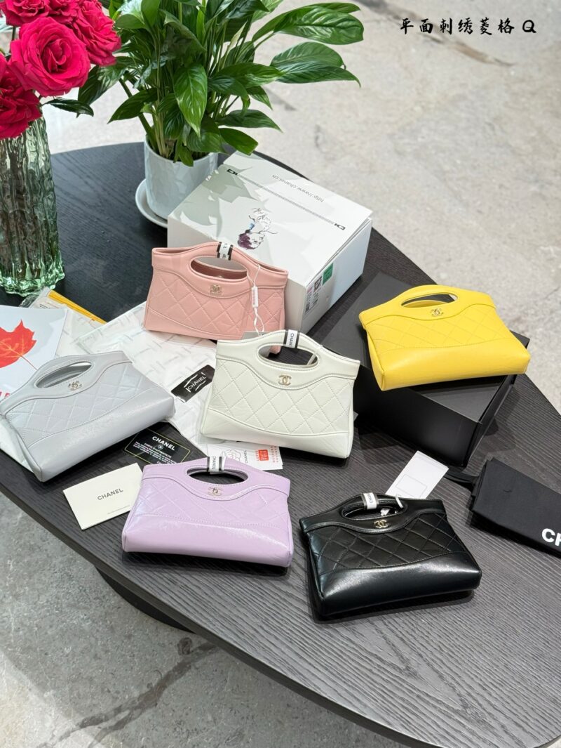 Chanel 31bag mini p199
I don't believe this stunning 31 bag nano can't take you down~I fell in love with it in just one second!!!
White is both girlish and elegant
The luster emanating from the oil and wax lambskin is absolutely stunning+
Nano size i...