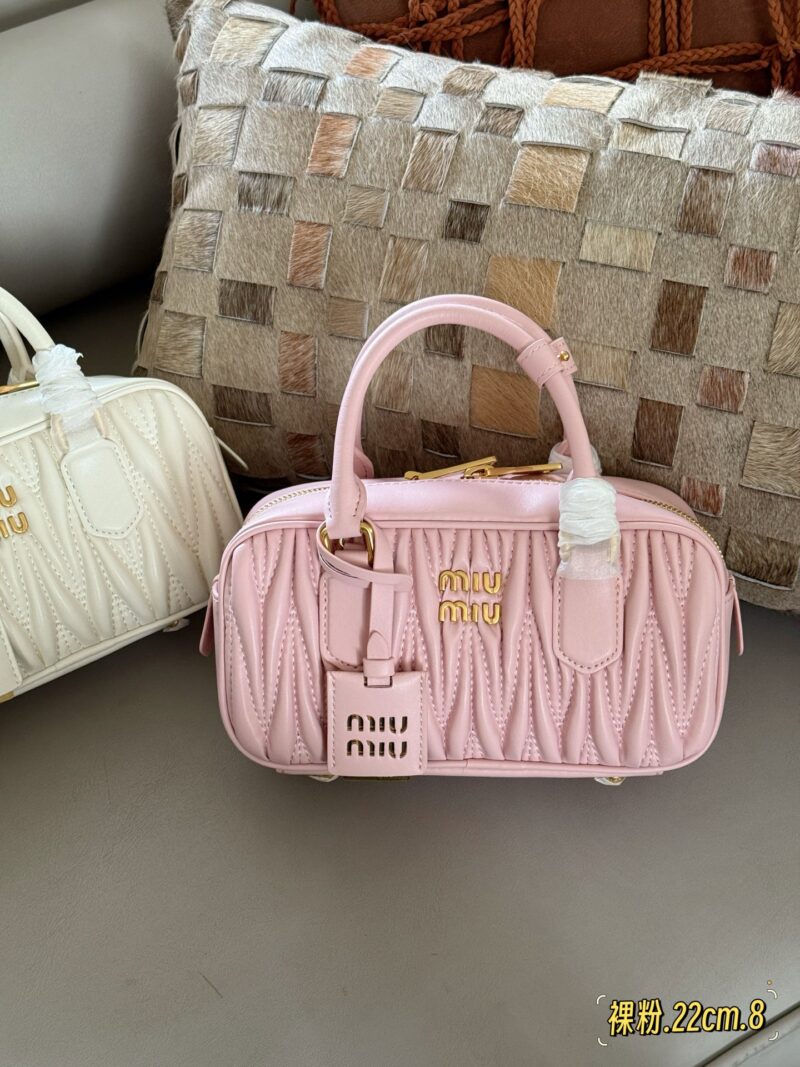f44a603475.jpg Cherry blossom powder representing love! five hundred and twenty
255 Upgraded Edition Box
size:22*11cm
New size of miumiu bowling ball ??
It's hard not to love!
It's hard not to be tempted by this size!
Can be carried by hand or slung diagonall...