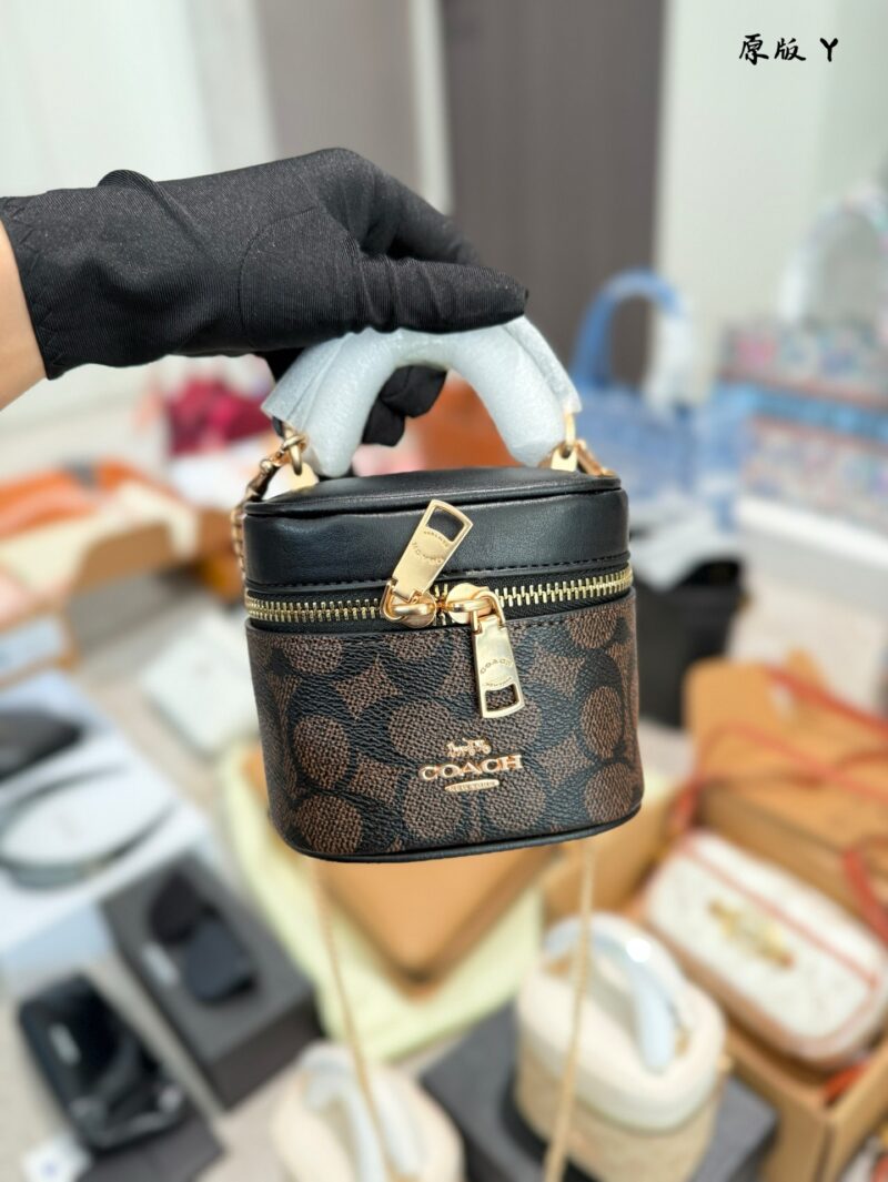 Actual delivery photo p245
Coach Coach's March New Product Ava Mini Waste Bag
#Coach has once again released a cute super small waste bag~Super O box bag, small body, big fashion, carrying attitude, carrying fashion.
Although the capacity is small, t...