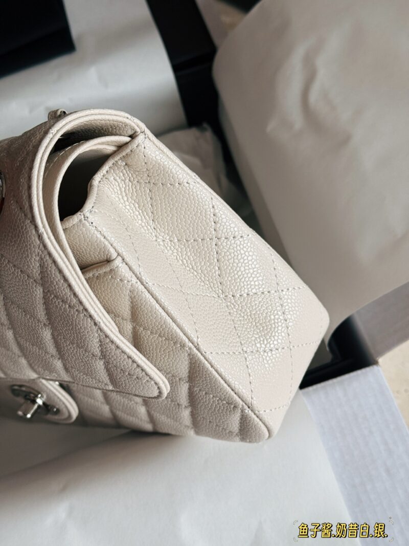 f48c78667d.jpg 250 boxes
size:25*16cm
Xiaoxiangjia CF, we have always been very dedicated to doing it
Flash sale of other products on the market
Caviar cowhide
A very comfortable one!
CF Snow White milkshake with white caviar and cowhide, paired with light silver...