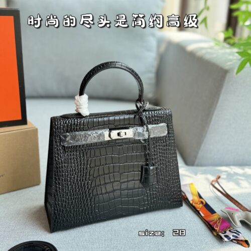 Color card ??
Hermes Kelly Second Generation Crocodile Leather Kelly Bag Handbag Silver Buckle