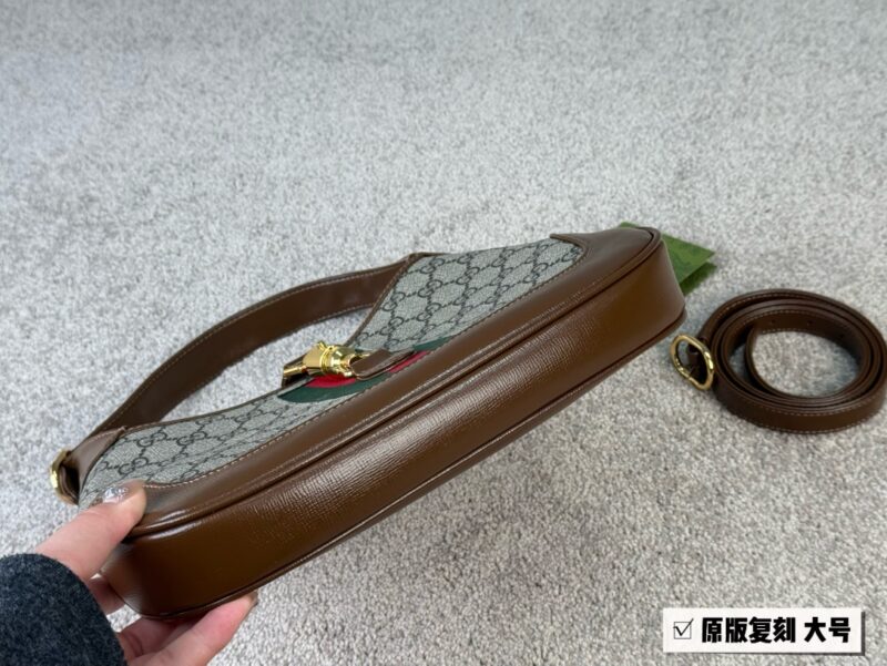 GG new 1961 armpit bag looks better the more you look at it
Size: 28 * 19 (large)
That's really amazing!
Both big and small phones
Can be worn under the armpit or slung diagonally
Don't say much, it depends on the quality!
???? Cowhide quality