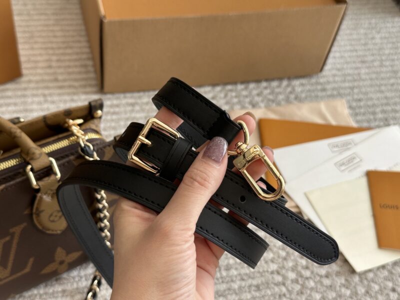 f4bc779204.jpg 265 box new model
size:25*13cm
Highly anticipated by everyone!
L Home OnTheGo East West
Little sisters, look
This small tote is your life bag
? Configure chain/leather shoulder strap