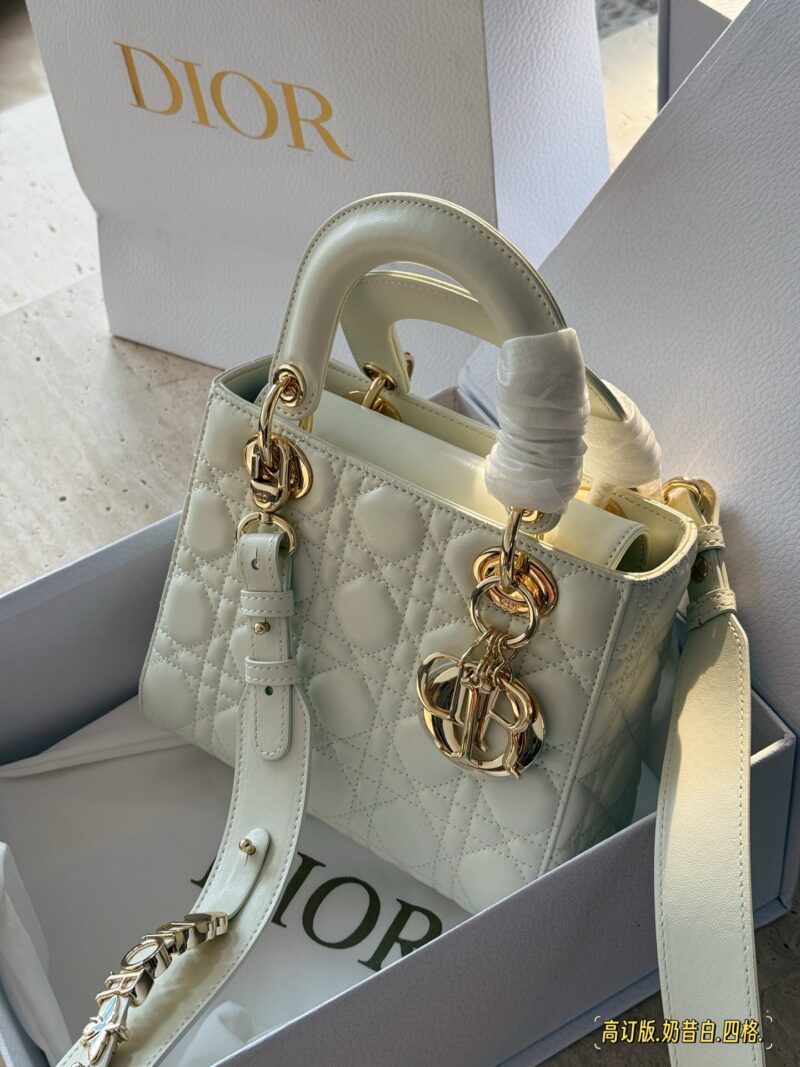 f4db716915.jpg 265 box
Size: 21cm (4 grids)
- Lady milkshake bag customized version returns!
D's consort, super eye-catching!
High end quality, free comparison of details,
Don't get too involved, dear!
Starting my summer with Dior Consort