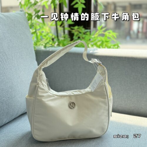 180 airplane box
size：27×19
Lululemon 4L Nylon Underarm Bag Handbill Shoulder Bag
Underarm handbags are also full of design sense! Smooth and textured, with a large capacity!
Love at first sight armpit croissant