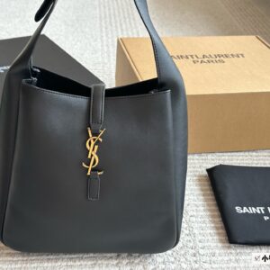 235 cowhide
Complete packaging
size：24 20cm
YSL Rose Hobo Underarm Bag
The next hit is it!
Lightweight and full of fashion sense!
It's really a great back!!
