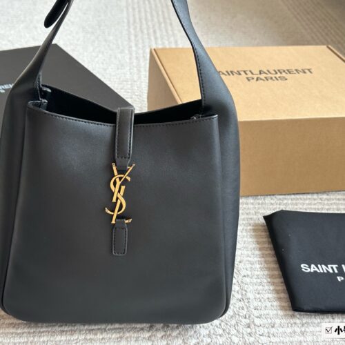 235 cowhide
Complete packaging
size：24 20cm
YSL Rose Hobo Underarm Bag
The next hit is it!
Lightweight and full of fashion sense!
It's really a great back!!